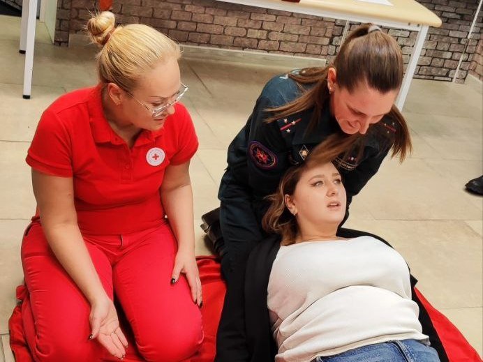 На базе Витебского Центра безопасности МЧС состоялся тренинг по первой помощи для сотрудников МЧС. 